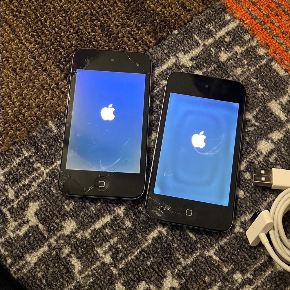 Apple Silver iPod Touch with USB Cable - Picture 3 of 5